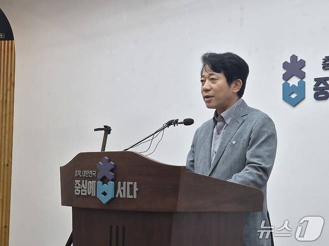 이강일 충북도지사직 인수위원장이 30일 도청 브리핑룸에서 기자회견을 하고 있다. 2026.6.30/뉴스1