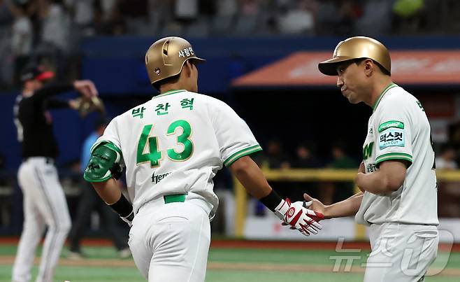 30일 오후 서울 구로구 고척 스카이돔에서 열린 2026 신한 SOL KBO리그 LG 트윈스와 키움 히어로즈의 경기, 키움 박찬혁이 2회말 선두타자로 나와 솔로홈런을 친 뒤 박정음 코치와 하이파이브를 하고 있다. 2026.6.30 ⓒ 뉴스1 김진환 기자