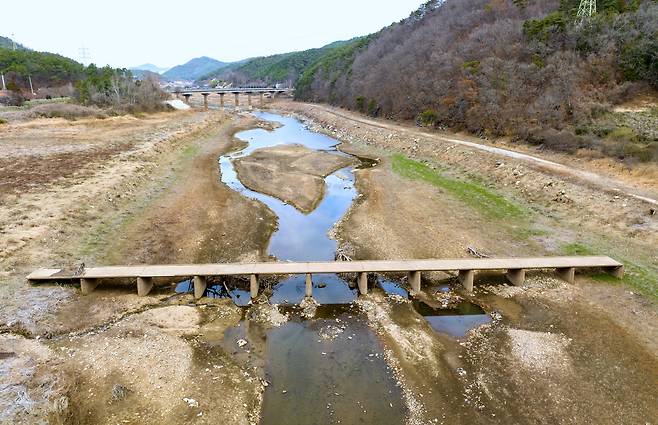 지난 2023년 3월 21일 전남 화순군 사평면에 있는 주암댐 상류가 장기간 이어진 극심한 가뭄으로 바닥을 드러냈다. 섬진강 유역에 속하는 주암댐은 하루 공급량의 65%를 영산강 유역으로 보낸다. /김영근 기자