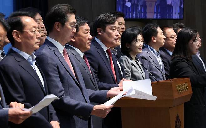 국민의힘 부산·울산·경남 지역 국회의원들이 30일 서울 여의도 국회 소통관에서 호남 반도체 투자 관련 합동 기자회견을 하고 있다. ⓒ뉴시스