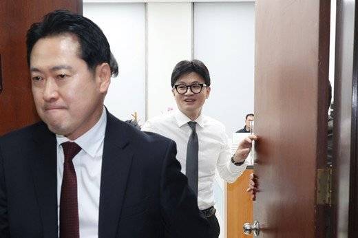 지난 2024년 12월 당시 한동훈 국민의힘 대표가 서울 여의도 국회 당대표실에서 회의를 하던 중 잠시 문을 열어 장동혁 등 의원들을 배웅하고 있는 모습. (사진=뉴시스)