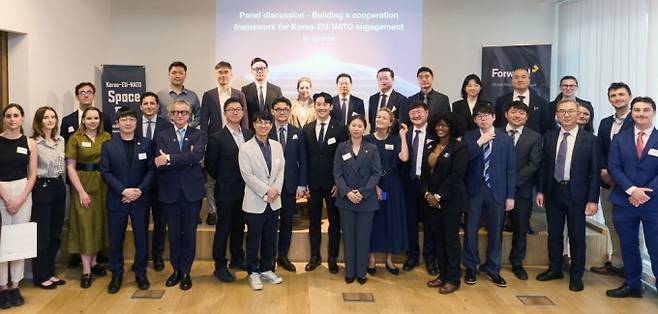 우주항공청과 외교부가 29일&nbsp;벨기에 브뤼셀에서 개최한 '한-EU-NATO 스페이스 데이' 행사에서 참석자들이 기념촬영을 하고 있다.우주항공청 제공