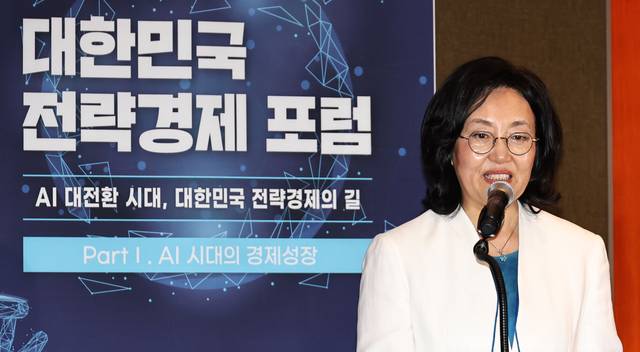 박영선 전략경제자문단 위원장이 30일 서울 중구 롯데호텔에서 열린 대한민국 전략경제 포럼에서 개회사 및 기조 발제를 하고 있다. [연합뉴스]