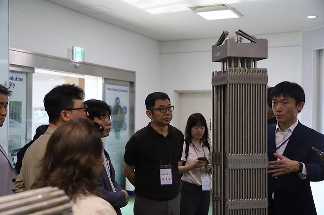 한전원자력연료 관계자가 29일 대전 본사에서 기후에너지환경부 출입기자단을 상대로 원자력연료 집합체에 대해 설명하고 있다. 사진 출처 : 한전원자력연료