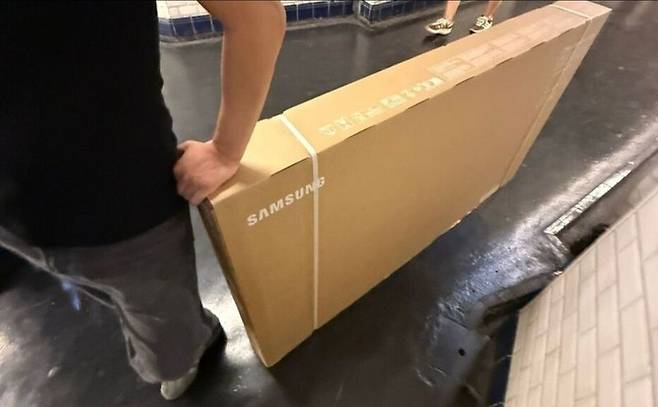 RATP 직원에게 제지당한 삼성 TV /사진=연합뉴스(X 갈무리)
