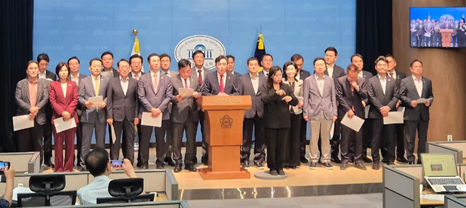 국민의힘 부산·울산·경남(부울경) 지역 국회의원들이 30일 서울 여의도 국회 소통관에서 기자회견을 열고 정부의 호남 반도체 투자 발표에 반발하며 입지 평가 데이터와 전력·용수 대책 공개를 촉구하는 공동 성명서를 발표하고 있다. 경남도 제공