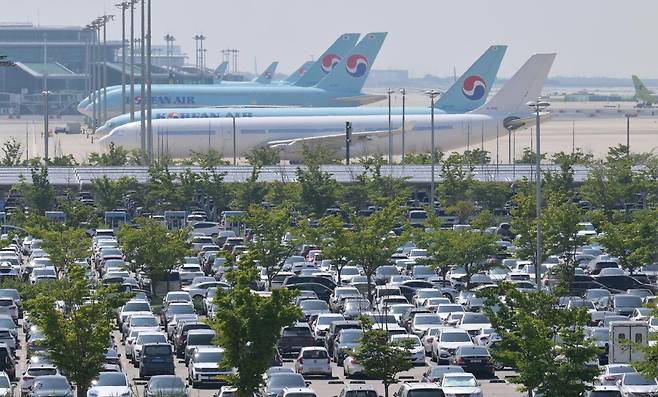 인천국제공항 제2여객터미널 장기주차장이 해외 여행객 차량으로 혼잡하다. 영종도=최주연 기자