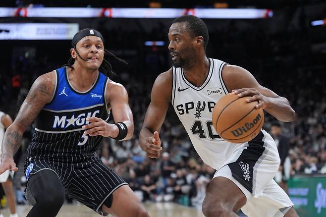 <yonhap photo-4957=""> San Antonio Spurs forward Harrison Barnes (40) drives against Orlando Magic forward Paolo Banchero (5) during the second half of an NBA basketball game in San Antonio, Sunday, Feb. 1, 2026. (AP Photo/Eric Gay)/2026-02-02 13:37:42/ <저작권자 ⓒ 1980~2026 ㈜연합뉴스. 무단 전재 재배포 금지, AI 학습 및 활용 금지></yonhap>
