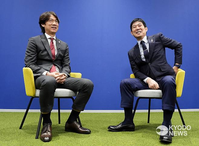 사진은 지난해 7월 JFA 드림필드에서 한일 수교 60주년 기념 특별 대담을 진행한 홍명보 감독과 모리야스 감독. 사진=일본 교도통신