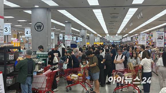 28일 롯데마트 제타플렉스 서울역점 계산대가 북적이고 있다. [사진=진광찬 기자]