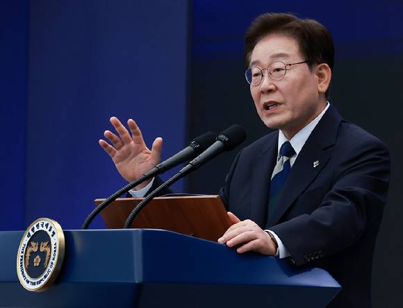 이재명 대통령이 30일 광주 김대중컨벤션센터에서 열린 서남권 첨단산업 발전비전 국민보고회에서 축사하고 있다.[사진=연합뉴스]