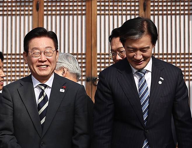 이재명 대통령이 지난 1월 16일 청와대 상춘재에서 열린 정당 지도부 초청 오찬에서 참석자들과 기념촬영을 마친 뒤 조국 조국혁신당 당시 대표와 함께 이동하고 있다. 연합뉴스