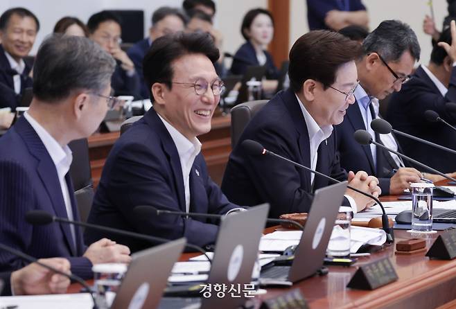김민석 국무총리가 30일 청와대에서 열린 제28회 국무회의 겸 제13차 비상경제점검회의에서 웃고 있다. 청와대사진기자단