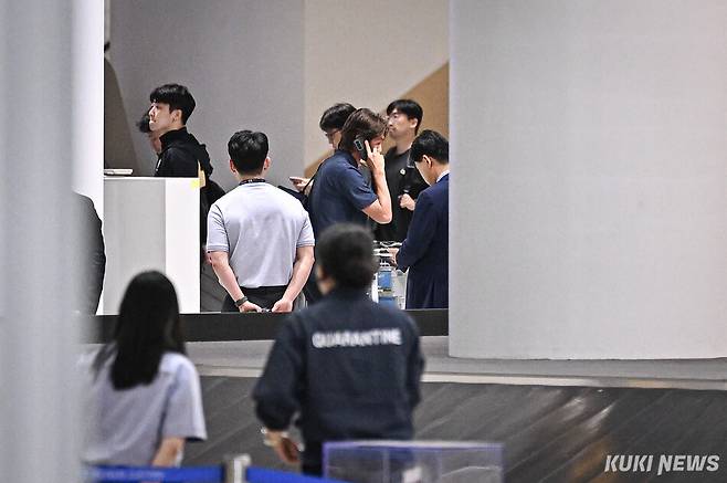홍명보 대한민국 축구대표팀 감독이 30일 인천국제공항에서 입국장을 빠져나오며 통화를 하고 있다.