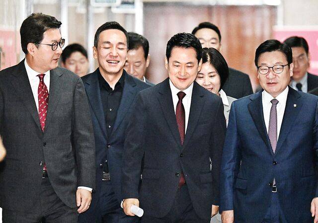 장동혁(가운데) 대표 등 국민의힘 지도부가 29일 국회에서 열린 최고위원회의에 입장하고 있다. 국민의힘 윤리위원회는 다음 달 6일 한동훈 무소속 의원을 도왔던 당내 인사에 대한 징계 요청을 검토할 것으로 알려졌다. 이병주 기자