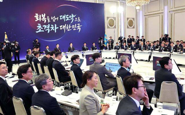 이재명 대통령과 이재용 삼성전자 회장, 최태원 SK그룹 회장 등 참석자들이 29일 청와대에서 열린 3대 메가프로젝트 국민보고회에서 주제영상을 시청하고 있다. 이날 행사에는 주요 기업과 전문가, 정부 관계자 100여명이 참석했다. 김지훈 기자