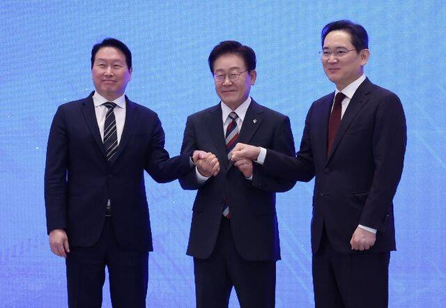 이재명 대통령이 29일 청와대에서 열린 ‘대한민국 대도약 3대 메가프로젝트 국민보고회’에서 최태원 에스케이(SK)그룹 회장과 이재용 삼성전자 회장과 함께 손을 맞잡고 있다. 김지훈 기자