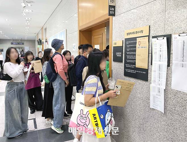 서울 송파구 서울동부지법 경매 입찰법정 앞이 경매 참여자들로 붐비고 있다. 본 기사와 직접 관련 없음 [한주형 기자]