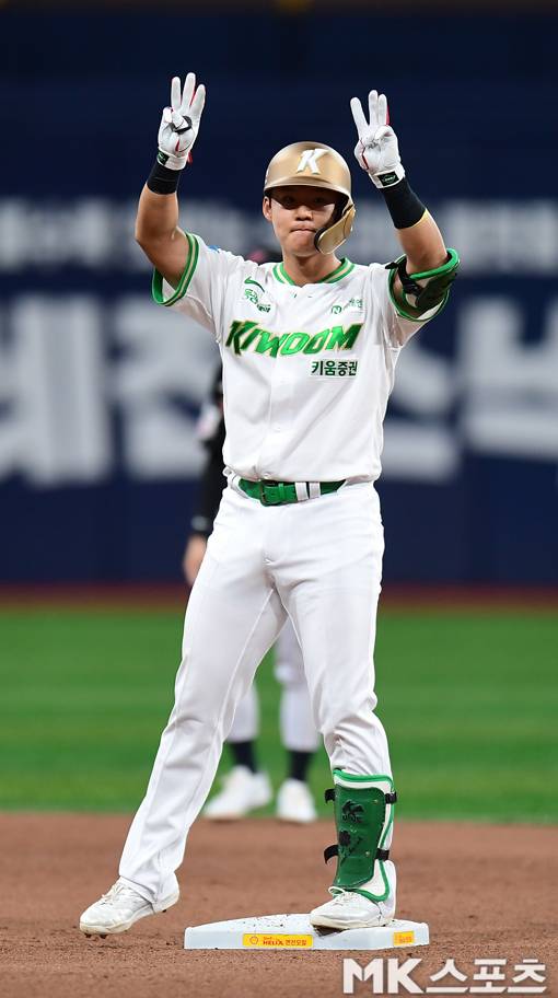 30일 오후 고척스카이돔에서 2026 프로야구 LG 트윈스와 키움 히어로즈의 경기가 벌어졌다. 6회 말 1사에서 키움 박찬혁이 1타점 2루타를 치고 출루했다. 27승 1무 51패로 리그 최하위를 기록하고 있는 키움은 LG를 홈으로 불러들여 3연전 첫 경기를 승리하기 위해 총력전을 펼치고 있다. 리그 선두를 지키고 있는 LG는 키움을 상대로 승수를 쌓기 위해 전력을 다하고 있다. 사진(고척 서울)=김재현 기자