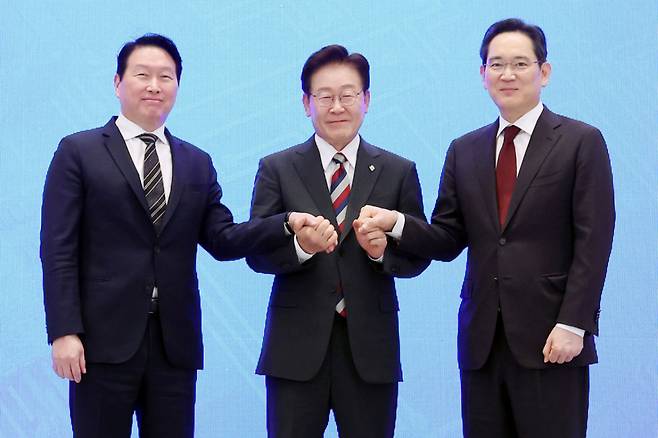 이재명 대통령과 이재용 삼성전자 회장(오른쪽), 최태원 SK그룹 회장이 29일 청와대 영빈관에서 열린 '대한민국 대도약 3대 메가프로젝트 국민보고회'에서 손을 맞잡고 기념촬영을 하고 있다.  /사진=뉴시스