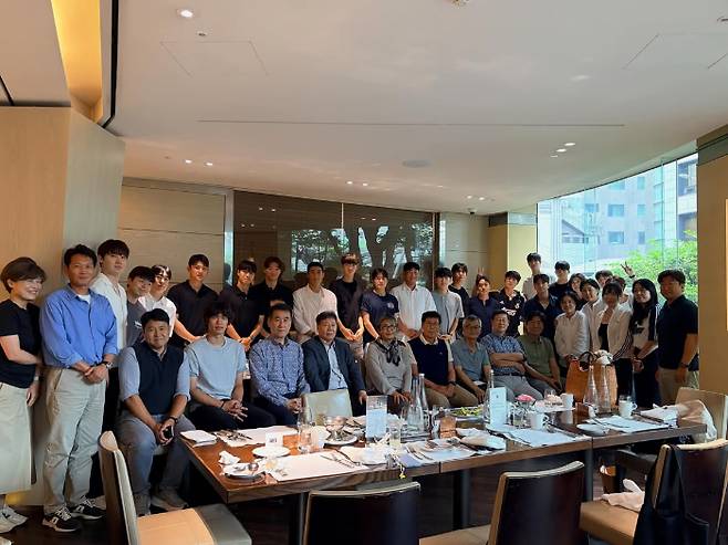 이임생 이사는 홍 감독이 사퇴한 29일 축구교실 행사에도 참석했다. 축구교실은 SNS(소셜미디어)에 "오늘은 우리 직원들에게 무더운 여름을 앞두고 힘내자는 의미로 조선호텔에서 멋진 점심을 쐈다"며 사진을 공개했는데, 이를 보면 이 이사는 1열에 앉아 미소를 짓고 있다./사진=차범근축구교실 SNS