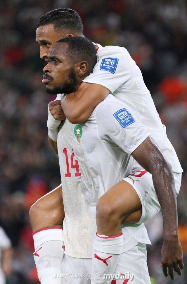 30일 멕시코 몬테레이 스타디움에서 열린 네덜란드와 모로코의 '2026 국제축구연맹(FIFA) 북중미 월드컵' 32강전. 모로코 이사 디오프(14번)가 동점골을 넣은 뒤 세레머니를 하고 있다./게티이미지코리아