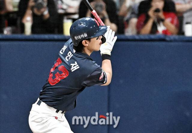 19일 오후 서울 고척스카이돔에서 진행된 '2026 프로야구 KBO리그' 키움히어로즈와 롯데자이언츠의 경기. 롯데 전민재가 4회초 2사 만루서 2타점 적시타를 터뜨리고 있다./마이데일리
