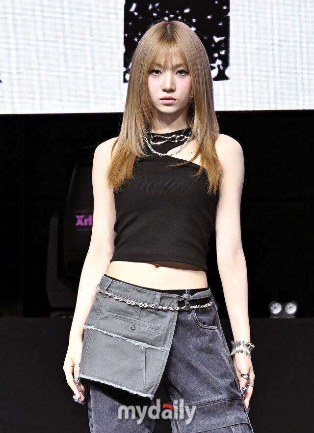 그룹 키비츠(Keyveatz) 엄지원이 30일 오후 서울 신촌 예스24 원더로크홀에서 진행된 첫 번째 미니앨범 '옥시_젠'(OXY_GEN) 발매 쇼케이스에서 포토타임을 갖고 있다. / 송일섭 기자(andlyu@mydaily.co.kr)