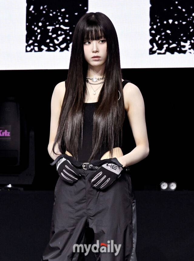 그룹 키비츠(Keyveatz) 김유나가 30일 오후 서울 신촌 예스24 원더로크홀에서 진행된 첫 번째 미니앨범 '옥시_젠'(OXY_GEN) 발매 쇼케이스에서 포토타임을 갖고 있다. / 송일섭 기자(andlyu@mydaily.co.kr)