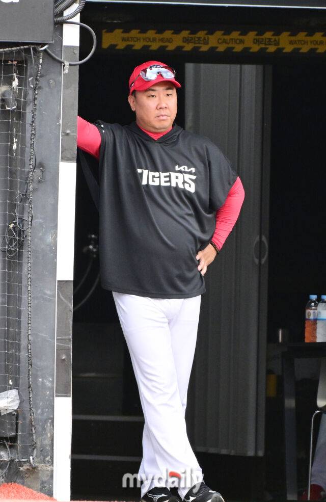 21일 오후 경기도 수원KT위즈파크 진행된 '2026 신한 SOL KBO 리그' 기아 타이거즈 - 수원 KT 위즈의 경기. 기아 이범호 감독이 경기를 지켜보고 있다./마이데일리
