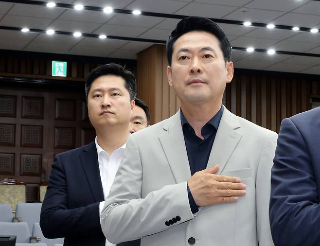 국민의힘 장동혁 대표와 우재준 청년 최고위원이 30일 국회에서 열린 부정ㆍ무능 선관위 해체 수준의 쇄신 및 재선거 촉구를 위한 6ㆍ3 참정권 박탈 사태 청년ㆍ대학생 시국 대토론회에서 국기에 경례하고 있다. [연합]