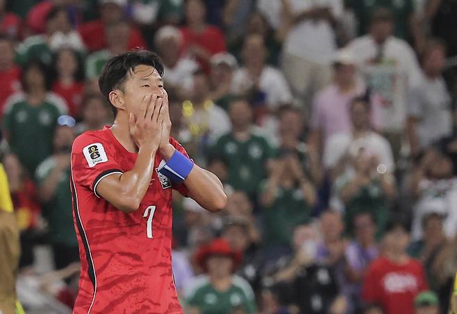 지난 24일(현지시간) 멕시코 몬테레이 스타디움에서 열린 2026 북중미 월드컵 A조 3차전 한국과 남아프리카공화국의 경기에서 한국의 손흥민이 남아공에 0-1로 패한 뒤 아쉬워 하고 있다. [연합]