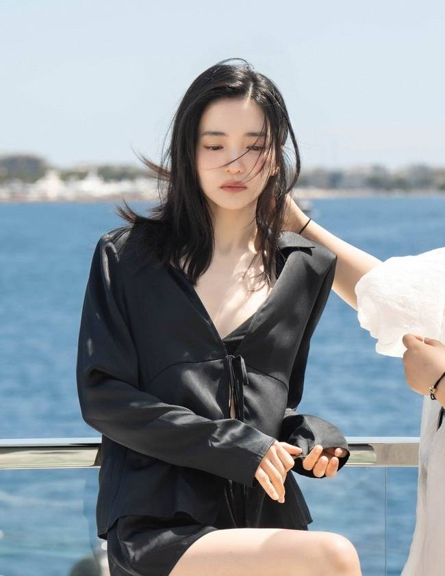 Actor Kim Tae-ri exuded a refreshing summer vibe by releasing behind-the-scenes photos from his photoshoot for the July issue of Vogue Korea. His agency, Management MMM, showcased pictures capturing Kim Tae-ri enjoying a relaxing vacation on a yacht.In the released photos, Kim Tae-ri radiated charm that harmonized with the blue sea through sporty yet lovely styling. On set, Kim Tae-ri displayed bright and cheerful energy, but in front of the camera, he displayed a charismatic presence with deep eyes and high concentration.You can view this summer vacation pictorial featuring Kim Tae-ris diverse charms in the July issue of Vogue Korea.