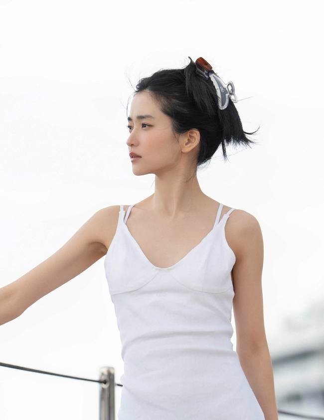 Actor Kim Tae-ri exuded a refreshing summer vibe by releasing behind-the-scenes photos from his photoshoot for the July issue of Vogue Korea. His agency, Management MMM, showcased pictures capturing Kim Tae-ri enjoying a relaxing vacation on a yacht.In the released photos, Kim Tae-ri radiated charm that harmonized with the blue sea through sporty yet lovely styling. On set, Kim Tae-ri displayed bright and cheerful energy, but in front of the camera, he displayed a charismatic presence with deep eyes and high concentration.You can view this summer vacation pictorial featuring Kim Tae-ris diverse charms in the July issue of Vogue Korea.