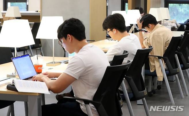 [서울=뉴시스] 김혜진 기자 = 2024년 7월 30일 오후 서울 광진구 건국대학교 상허기념도서관에서 방학에도 학교를 찾은 학생들이 취업 준비를 위한 공부를 하고 있다. 2024.07.30. jini@newsis.com