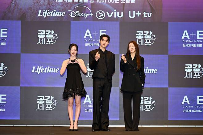 [서울=뉴시스] 배우 김명수, 강민아, 권소현가 30일 서울 구로구 더세인트에서 열린 라이프타임 새 토일드라마 '공감세포' 제작발표회에서 포즈를 취하고 있다. (사진=A+E Global Media 제공) 2026.06.30. photo@newsis.com  *재판매 및 DB 금지