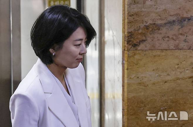 [서울=뉴시스] 정병혁 기자 = 배현진 국민의힘 의원이 17일 서울 여의도 국회에서 열린 의원총회 참석을 마치고 의총장을 나서고 있다. 2026.06.17. jhope@newsis.com