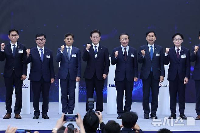 [광주=뉴시스] 조성봉 기자 = 이재명 대통령이 30일 광주 김대중 컨벤션센터에서 열린 서남권 첨단산업 발전비전 국민보고회에서 축사를 하고 있다. 2026.06.30. suncho21@newsis.com