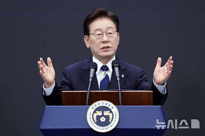 [광주=뉴시스] 조성봉 기자 = 이재명 대통령이 30일 광주 김대중 컨벤션센터에서 열린 서남권 첨단산업 발전비전 국민보고회에서 축사를 하고 있다. 2026.06.30. suncho21@newsis.com