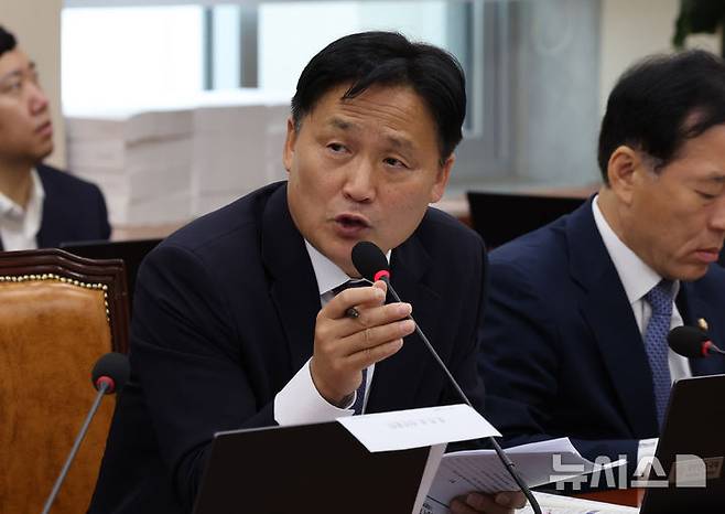 [서울=뉴시스] 배훈식 기자 = 김영진 더불어민주당 의원이 지난해 10월 14일 오전 서울 여의도 국회에서 열린 기획재정부 국정감사에서 질의하고 있다. 2025.10.14. dahora83@newsis.com