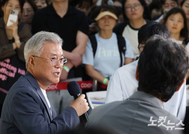 문재인 전 대통령이 25일 서울 강남구 코엑스에서 열린 서울국제도서전 '돌베개·평산책방' 부스에서 진행된 유시민 작가, 탁현민 전 청와대 의전비서관과 북토크를 하고 있다. 황진환 기자