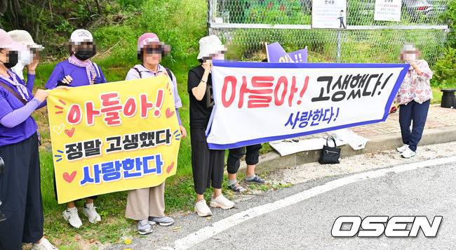 Singer Kim Ho-joong, who was sentenced to two years and six months in prison for a drunk driving hit-and-run accident, passed his parole review and was released five months earlier than scheduled. While some fans gathered at the release site holding placards with welcoming messages to greet Kim Ho-joong, controversy has arisen as reactions continue that the gathering was excessive for a figure who caused a social uproar.Kim Ho-joong was released from Somang Prison in Yeoju, Gyeonggi Province, on the morning of the 30th and left the scene in a vehicle without making a separate statement. He was indicted on charges of fleeing the scene after causing a drunk driving accident in Gangnam-gu, Seoul, in May 2024, and instructing his manager to falsely turn himself in.Kim Ho-joong, who was sentenced to two years and six months in prison in the first trial, had his prison sentence upheld in the appeal trial, and his sentence was finalized after he abandoned his appeal to the Supreme Court. Returning to society through parole, Kim Ho-joong will be placed under probation and is expected to focus on ankle surgery and rehabilitation treatment for the time being.