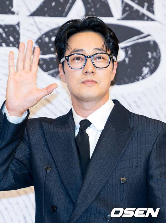 [OSEN=민경훈 기자] 25일 오후 서울 양천구 목동 SBS 방송센터 SBS홀에서 SBS 새 금토드라마 '김부장' 제작발표회가 열렸다.오는 26일 첫 방송 되는 ‘김부장’은 세상 가장 평범한 아빠가 하나뿐인 딸을 되찾기 위해 세상에서 가장 위험한 남자가 돼 싸우는 복수 액션극이다. 소지섭, 최대훈, 윤경호, 손나은, 김성규 등 화려한 출연진으로 관심을 모으고 있다.배우 소지섭이 포즈를 취하고 있다. 2026.06.25 / rumi@osen.co.kr