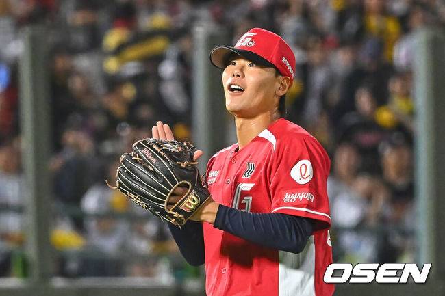 [OSEN=부산, 이석우 기자] 28일 부산 사직야구장에서 2026 신한 SOL KBO 리그 롯데 자이언츠와 LG 트윈스의 경기가 열렸다. 홈팀 롯데는 비슬리가, 방문팀 LG는 장현식이 선발 출전했다.롯데 자이언츠 이이무라가 8회초 2사 1,2루 LG 트윈스 홍창기를 2루수 땅볼로 잡고 기뻐하고 있다. 2026.06.28 / foto0307@osen.co.kr