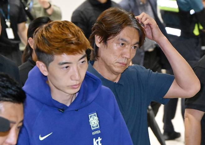 2026 북중미 월드컵 조별리그에서 탈락한 홍명보 전 대한민국 축구 국가대표팀 감독이 30일 인천국제공항 제2터미널을 통해 귀국하고 있다. 공동취재