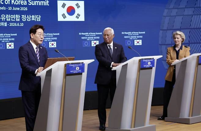 이재명 대통령, 한-EU 공동언론발표 - 이재명 대통령이 지난 10일(현지시간) 벨기에 브뤼셀 EU이사회 본부에서 열린 안토니우 코스타 EU 정상회의 상임의장, 우르즐라 폰데어라이엔 EU 집행위원장과의 공동언론발표에서 발언하고 있다. 연합뉴스