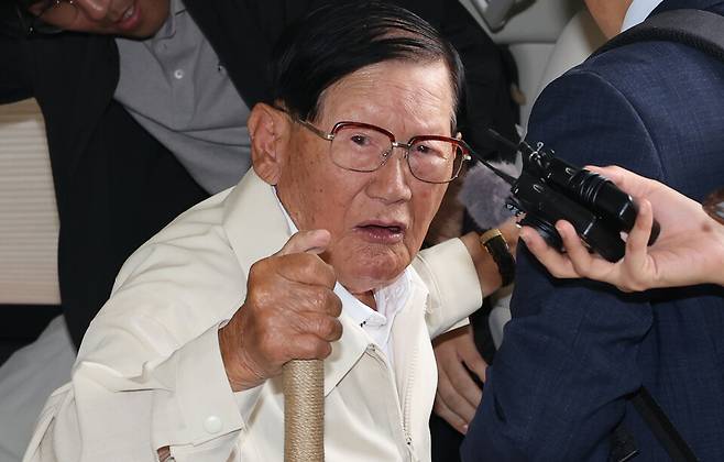 정당법 위반 혐의를 받고 있는 이만희 신천지 총회장이 지난 4일 피의자 신분으로 조사를 받기 위해 서울 서초동 검·경 합동수사본부에 출석하고 있다. ⓒ연합뉴스
