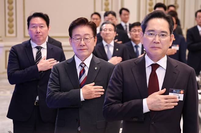이재명 대통령이 29일 청와대에서 열린 3대 메가 프로젝트 국민보고회에서 국민의례를 하고 있다. 오른쪽부터 이재용 삼성전자 회장, 이 대통령, 최태원 SK그룹 회장 ⓒ연합뉴스/청와대 통신사진기자단
