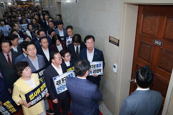 정점식 국민의힘 원내대표를 비롯한 의원들이 30일 국회 후반기 원구성과 관련해 국회의장실을 항의방문하고 있다. ⓒ연합뉴스