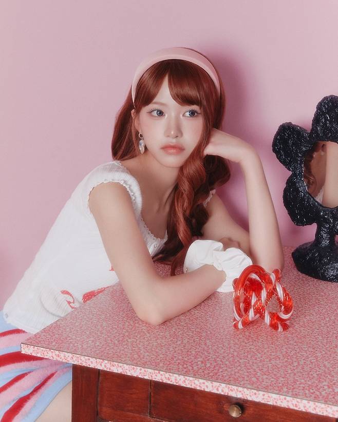 The group Lisenne has kicked off preparations for their full-scale comeback by releasing individual concept photos for their remake single Pretty Girl via their official social media channels. Against a pink-toned backdrop, the members showcased glamorous accessories and styling, highlighting their signature cheerful and adorable energy.In the released photos, the members created a dreamy atmosphere using cushions as props, and their natural poses and playful expressions have heightened anticipation for the new song. As their previously released track LOVE ATTACK has been climbing the charts and garnering significant attention, all eyes are now on their promotional activities for this new song.Lissenes remake single Pretty Girl is scheduled for release on July 8 at 6:00 p.m. via various music streaming platforms.